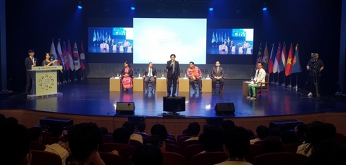 한-아세안센터 주최로 15일 오후 안산문화예술의전당에서 '아세안 스쿨투어 프로그램'이 열리고 있다. 주한 아세안 외교 사절들이 참석한 가운데 '아세안 토크쇼' 순서에서 김영선 한-아세안센터 사무총장이 학생들의 질문에 답하고 있다.