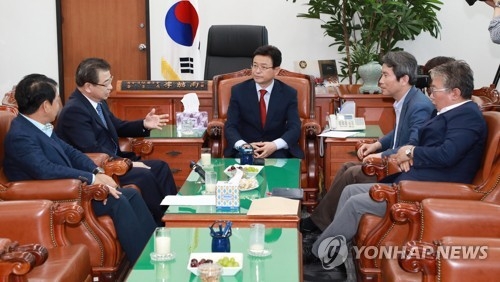 국정원 "김정은, 참수작전정보에 혈안…지방갈때 간부차 이용"(종합) - 1