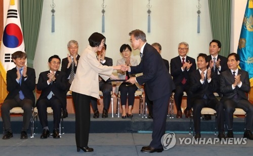 임명장 받는 피우진 국가보훈처장