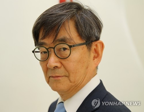 '몰래 혼인신고' 등 각종 의혹으로 홍역을 앓고 있는 안경화 법무부 장관 후보자가 16일 오전 기자회견을 위해 서울 서초구 서울개인회생·파산종합지원센터로 들어가고 있다. 2017.6.16