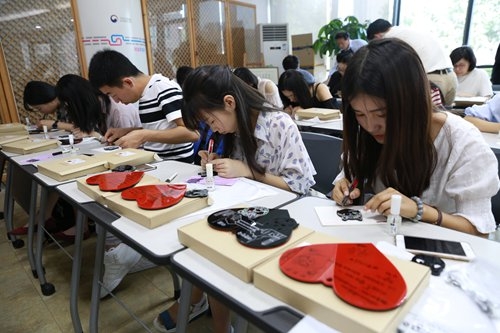 주중 한국문화원에서 한국 수공예를 배우는 중국인들