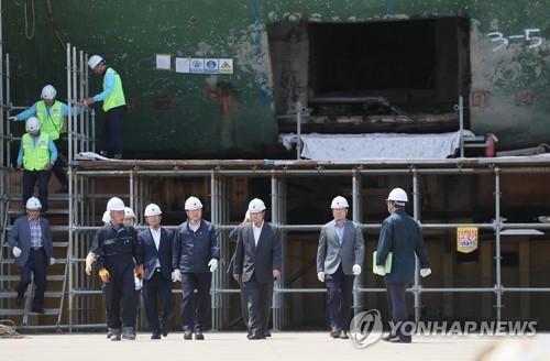 세월호 수색 현장 시찰하는 김영춘 신임 해수부 장관
