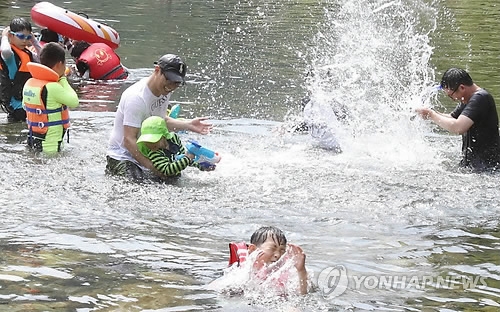 "덥다 더워"…충북 유원지 곳곳 때 이른 피서 인파 - 1