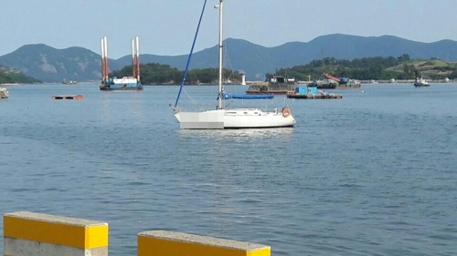 좌초된 세일링 요트