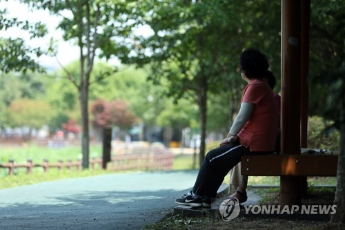 '더위 피해 그늘로'