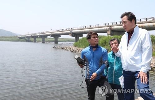 염도 측정하는 이낙연 총리