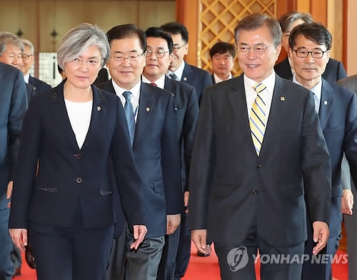 文대통령 "외교부, 폐쇄적 구조·4대국 중심 외교 벗어나야" - 1