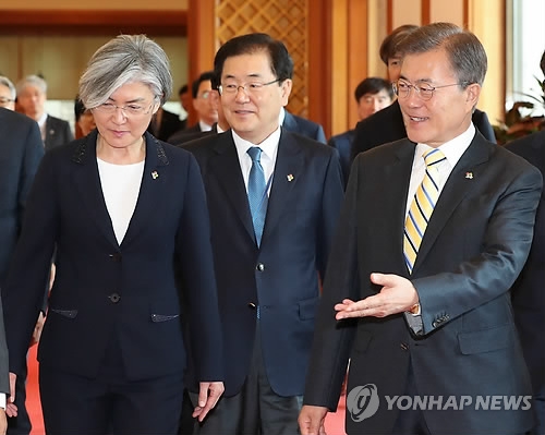 이동하며 안내하는 문 대통령