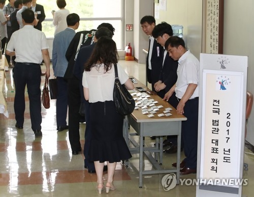 8년 만에 '판사회의'(고양=연합뉴스) 임헌정 기자 = 19일 경기 고양시 사법연수원에서 각급 법원의 대표 판사들이 전국법관대표자회의에 참석하며 회의실로 들어가던 중 명찰을 받고 있다. 전국 법원에서 선정한 판사 '대표자' 100여명은 이날 사법연수원에서 사법개혁 방안 등을 논의했다. 법원행정처 소속 고위법관의 사법행정권 남용 사태를 계기로 열리는 이번 회의에서는 사안을 조사한 법원의 진상조사 결과에 대한 평가와 연루자의 책임 규명, 사법행정권 남용 재발방지 개선책 등을 논의한 것으로 알려졌다. 2017.6.19kane@yna.co.kr(끝)