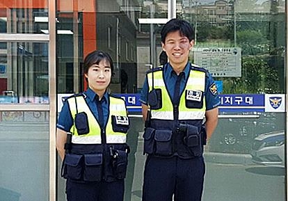 여학생 살린 배기범 순경(오른쪽)과 김혜정 순경