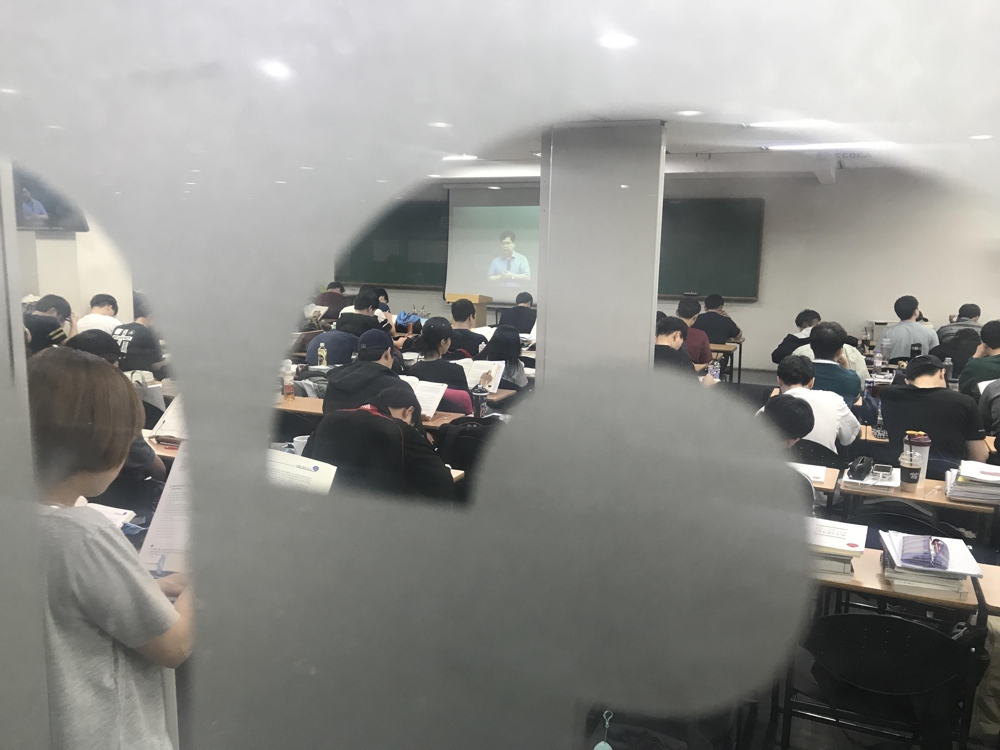오는 24일 치러지는 2017년도 서울시 7·9급 공채시험을 불과 5일 앞둔 19일 서울 동작구 노량진의 한 공무원 시험 학원에서 '공시생'들이 동영상 강의를 듣고 있다.