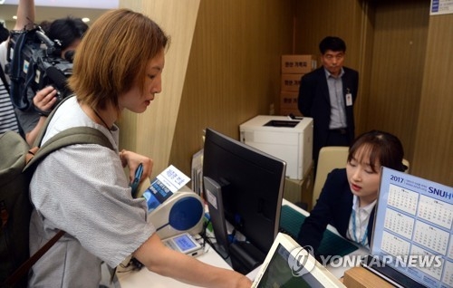 백남기 씨 사망진단서 발급받는 유가족