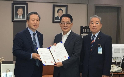 위촉장 받은 박지원 전 대표