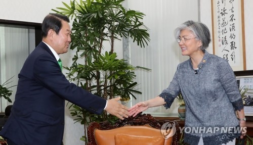 강경화 "美, 웜비어사망 인도적문제로 접근…대북정책변화 아냐" - 1