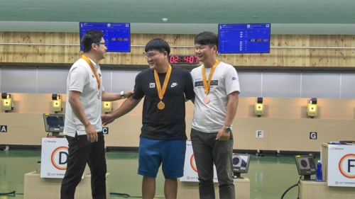 진종오(왼쪽) 축하받는 한승우(가운데)