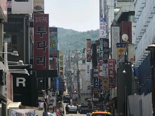(서울=연합뉴스) 손형주 기자 = 마지막 사법시험 2차시험이 치러진 21일 서울 관악구 신림동 고시촌 일대의 모습. 고시원과 독서실 간판이 사라지고 술집과 커피숍 간판이 즐비하다. 2017. 6.21.handbrother@yna.co.kr