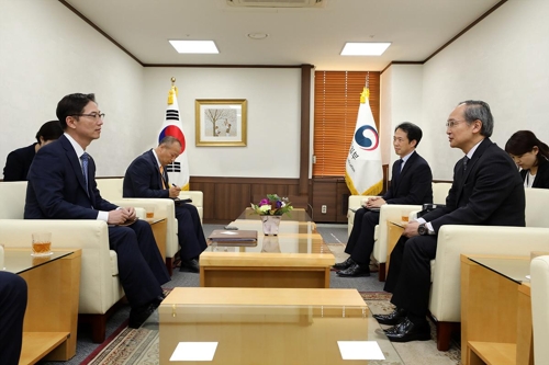 면담하는 천해성 통일부 차관과 나가미네 야스마사 주한 일본대사