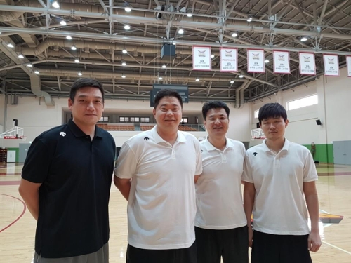 LG 신임 코칭스태프. 왼쪽부터 박재헌 코치, 현주엽 감독, 김영만 코치, 강혁 코치.
