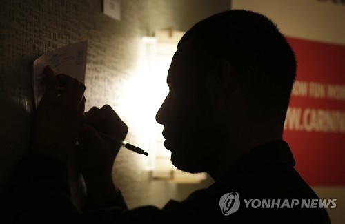 서류 작성하는 미국의 한 구직자