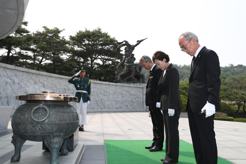 현충원을 찾아 참배하는 김현미 국토부 장관