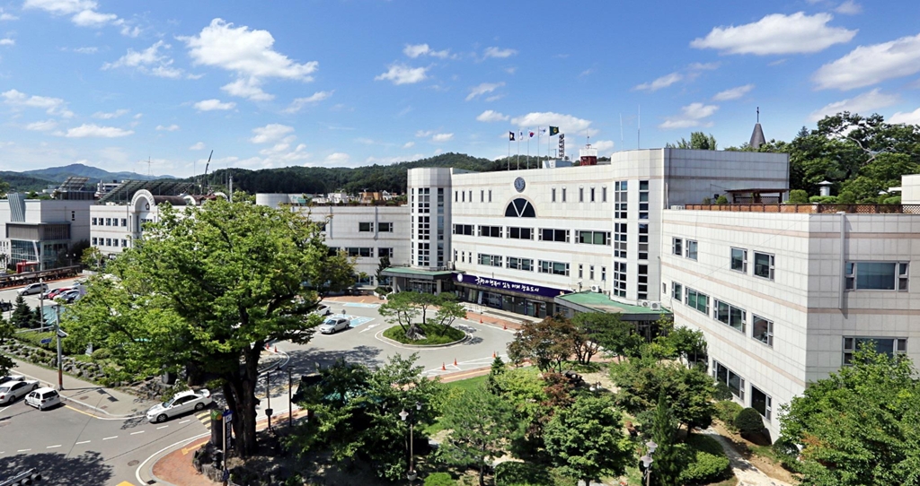 가평군청 전경.