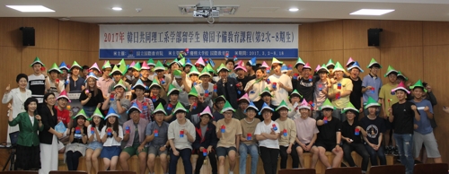 노영혜 종이문화재단 이사장(맨왼쪽 두번째줄 흰옷)은 29일 오후 경희대 국제교육원에서 일본에 국비를 받아 유학을 떠나는 100명의 학생에게 종이접기 특강을 했다.