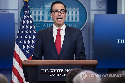 (워싱턴 AFP=연합뉴스) 스티브 므누신 미국 재무장관이 29일(현지시간) 백악관에서 기자회견을 하고 있다. 므누신 장관은 이날 북한을 지원한 중국의 은행과 기업, 개인에 대한 제재조치를 발표하면서 북한 핵·미사일 문제와 관련해 북한으로 가는 모든 자금을 차단하는 데 전념하겠다고 밝혔다.