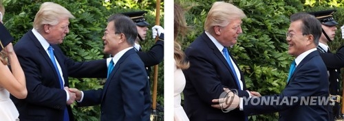 '첫 악수' 두 정상의 서로 다른 왼손