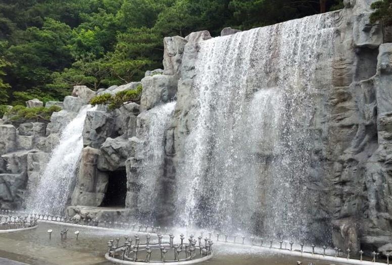 태화강 동굴피아에 설치된 인공폭포