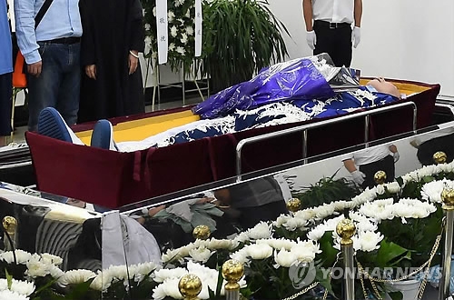 관에 안치된 류샤오보의 시신 [AFP=연합뉴스 자료사진]