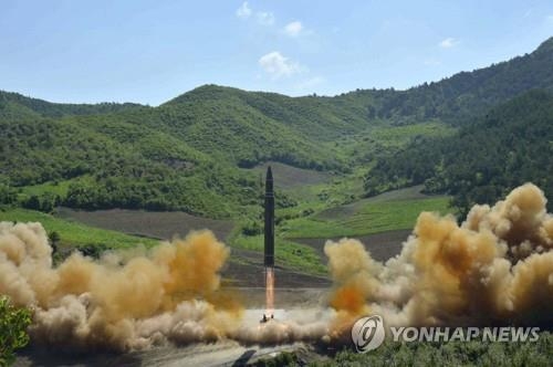 북한의 ICBM급 미사일 화성-14형 발사 장면 [연합뉴스 자료사진]
