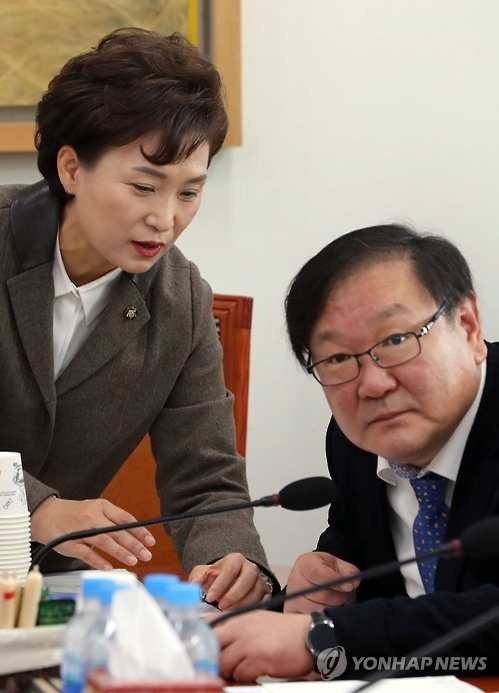 김현미 장관(좌)과 김태년 정책위의장(우)