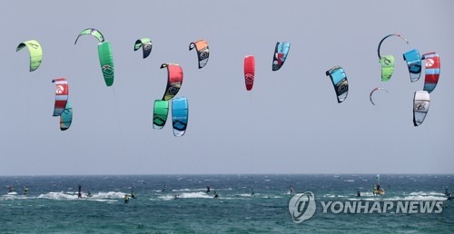 강릉 앞바다 수놓은 카이트보딩