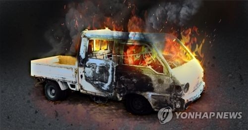 경부고속도로서 화물차 추돌로 불…2명 사상 - 1