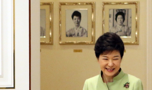 육 여사 사진 앞 지나가는 박근혜