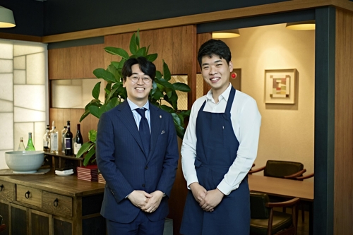 '권숙수'의 한욱태 매니저와 SK 뉴스쿨 학생
