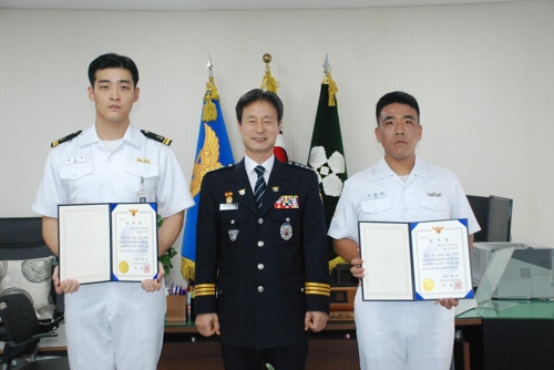 해수욕장 몰카범 잡은 해군 김진호(왼쪽) 중위와 이창만(오른쪽) 하사