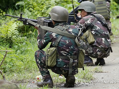 IS 반군 소탕전에 투입된 필리핀 정부군[AP=연합뉴스 자료 사진]