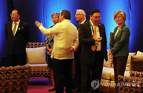(마닐라=연합뉴스) 김현태 기자 = 8일 오전(현지시간) 필리핀 마닐라의 '필리핀국제회의장(PICC)'에서 열린 아세안 50주년 기념식에서 리용호 북한 외무상(왼쪽)이 홀로 서 있다. 강경화 외교부 장관(오른쪽)은 다른 참가자와 얘기를 하고 있다. 아세안지역안보포럼(ARF) 참석차 마닐라를 찾은 강 장관과 리 외무상은 방문 기간 최소 한 차례 얘기를 나눈 것으로 알려졌다. 2017.8.8