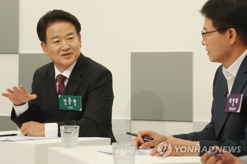 전주서 TV 토론하는 정동영 의원(왼쪽)