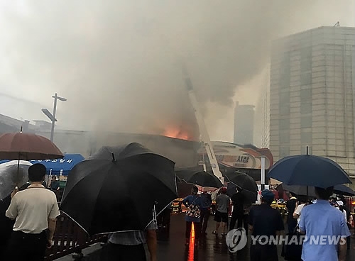 되살아난 대전 중앙시장 불길(대전=연합뉴스) 김소연 기자 = 9일 오전 3시 53분께 대전 중앙시장에서 불이 나 점포 13개를 태운 뒤 2시간여 만에 꺼졌다. 하지만 오전 7시 현재 되살아난 불길이 시장 내에서 포착되고 있다. 2017.8.9