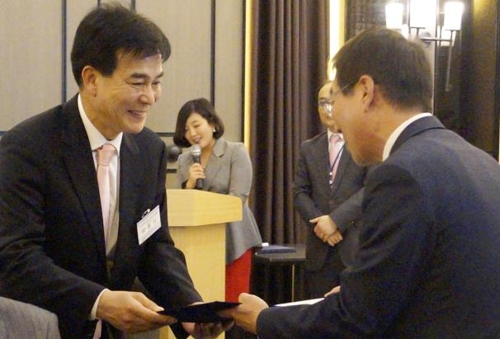 장학금 약정서 전달하는 하충식 이사장.(왼쪽).