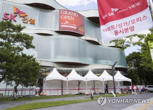 한산한 분위기의 견본주택(서울=연합뉴스) 윤동진 기자 = SK건설이 서울 마포구 공덕동 385-13번지 일대에 마포로6구역을 재개발해 공급하는 ‘공덕SK리더스뷰’ 견본주택이 개관한 11일 오후 견본주택이 위치한 강남구 SK VIEW 갤러리의 한산한 모습. 2017.8.11