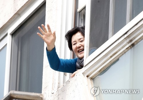 주민들에게 손인사하는 김정숙 여사