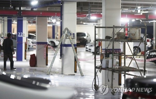 보수공사 자재 놓여 있는 아파트 주차장(화성=연합뉴스) 홍기원 기자 = 일반 아파트보다 2∼3배 많은 7만8천여건의 하자보수가 발생한 것으로 확인된 경기도 화성시 동탄2신도시 A23 블록 한 아파트 지하주차장에 1일 오후 보수작업을 위한 자재들이 놓여 있다. 2017.8.1