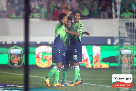 전북의 이동국(맨 오른쪽)이 광주FC전에서 이승기의 추가골에 기뻐하고 있다.
