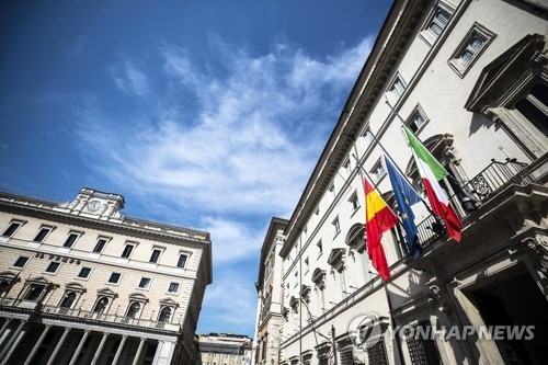 이탈리아 총리실이 19일 스페인 테러 희생자를 추모하기 위해 스페인, 유럽연합, 이탈리아 국기(왼쪽부터)를 조기로 게양했다. [EPA=연합뉴스] 