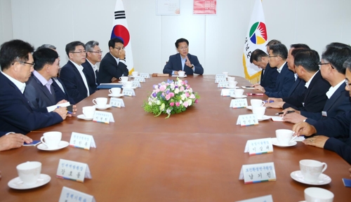 간부공무원 만난 한경호 경남지사 권한대행(가운데)