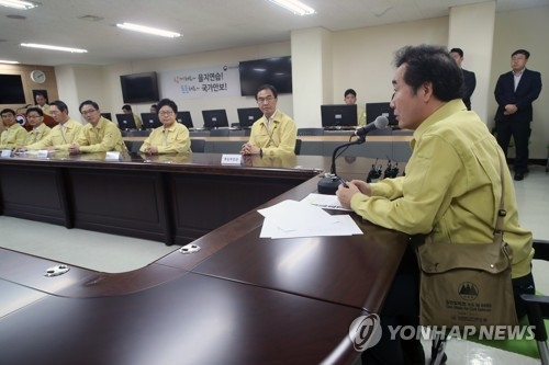 방독면 차고 보고받는 이낙연 총리