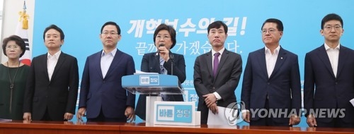 보수야당 "코드인사·포퓰리즘…'신적폐' 나타나기 시작" - 2